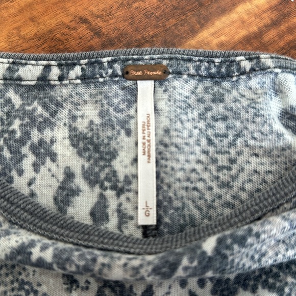 Free People Snake Skin Short Sleeve Top size large - Picture 7 of 8